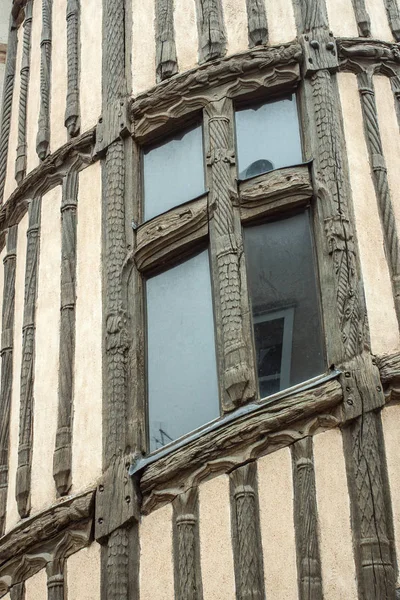 ahşap çerçeve penceresi sis ışığında