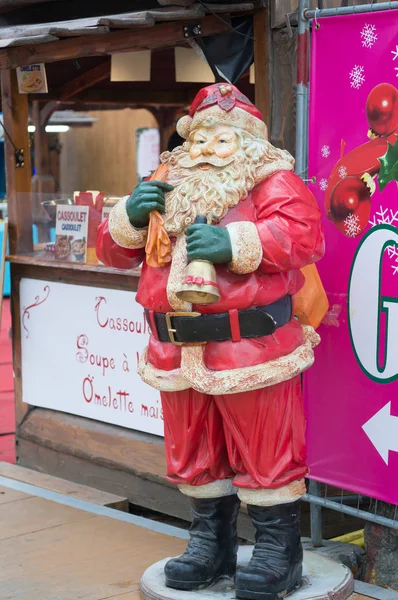 法国巴黎 2014 圣诞老人的销售在传统的圣诞市场上的 马尔凯 Noel Des 香榭丽舍大街香榭丽舍扁豆炖肉小吃 — 图库照片