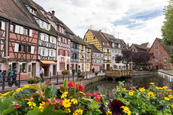 Colmar, Fransa - 11 Haziran 2016: tarihi kent çerçeveli ahşap evleriyle Lauch nehrin yanında, olarak da bilinen küçük Venedik