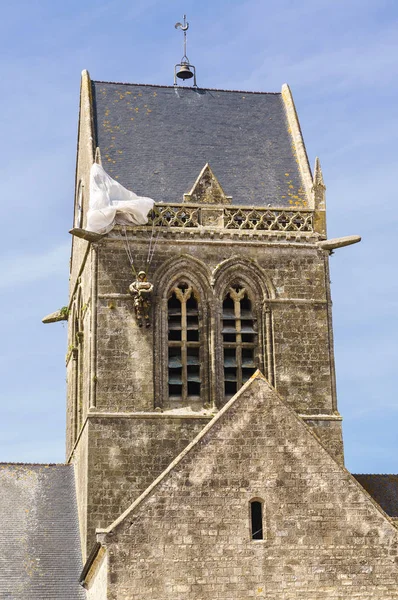 Sainte Mere Eglise Francia Junio 2014 Modelo Paracaidista Torre Iglesia —  Fotos de Stock