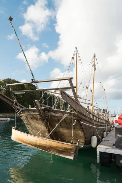 アラビア語伝統的な木造のダウ船 ダウは数三つ角帆紅海とインド洋地域で使用される つ以上のマストのある伝統的な帆船の総称 — ストック写真