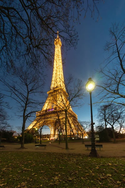 フランス 2016 エッフェル塔 エッフェル塔 夕暮れ時に点灯します 技師ギュスターヴ エッフェルにちなんで錬鉄格子タワーです — ストック写真