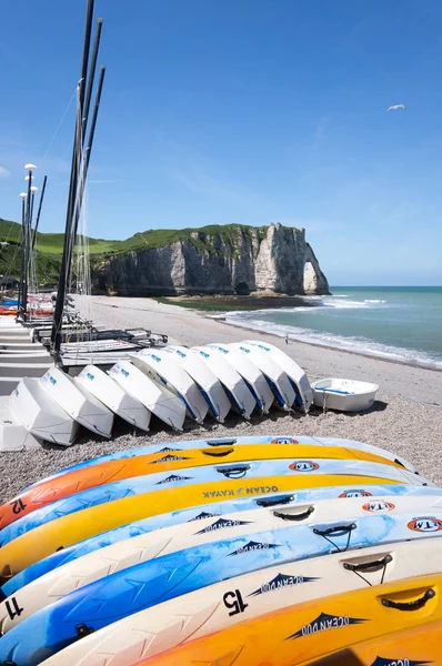 Etretat Franciaország Június 2014 Kajak Kenu Strandon Etretat Legismertebb Sziklák — Stock Fotó