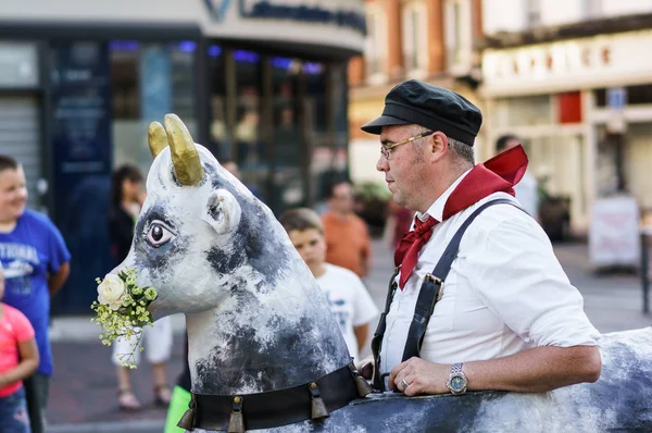 Douai Francia Julio 2015 Hombre Actúa Con Vaca Falsa Festival — Foto de Stock
