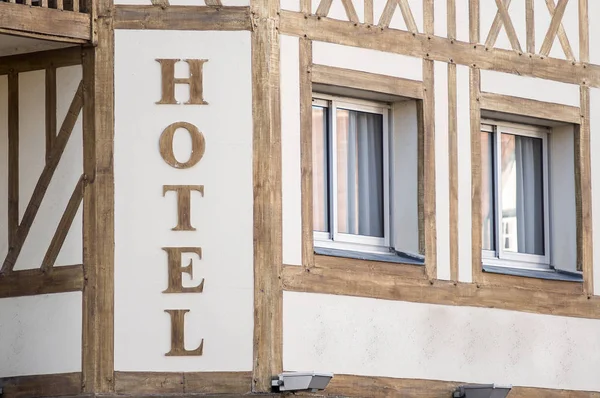 Вікна Дерев Яні Рами Будівлі Входу Hotel Беврон Nomandy Франція — стокове фото