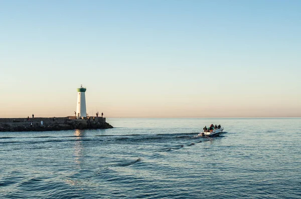 黎明时分灯塔和渔民 法国赫罗特 格劳德格劳德格拉乌 — 图库照片