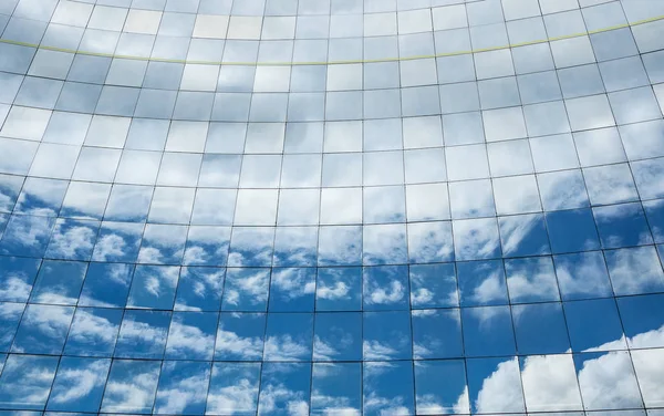 Białe Chmury Niebieski Niebo Odbicie Szybie Nowoczesnego Budynku — Zdjęcie stockowe