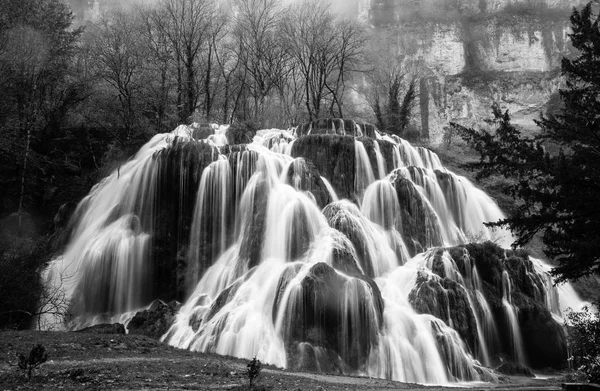 Wasserfall Aus Tuffsteinen Der Nähe Des Jura Gebirges Französisches Dorf — Stockfoto