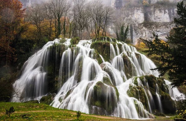 Vodopád Tufs Poblíž Jura Horský Francouzské Vesnice Baume Les Messieurs — Stock fotografie
