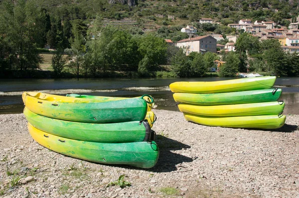 Amarelo Verde Canoas Margem Rio Orb Roquebrun Herault França — Fotografia de Stock