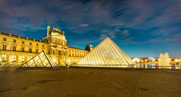 Париж Франция Ноября 2016 Года Музей Лувра Стеклянная Пирамида Ночью — стоковое фото