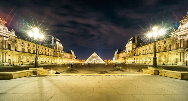 Paris Franciaország November 2016 Louvre Üveg Piramis Éjjel Louvre Múzeum — Stock Fotó