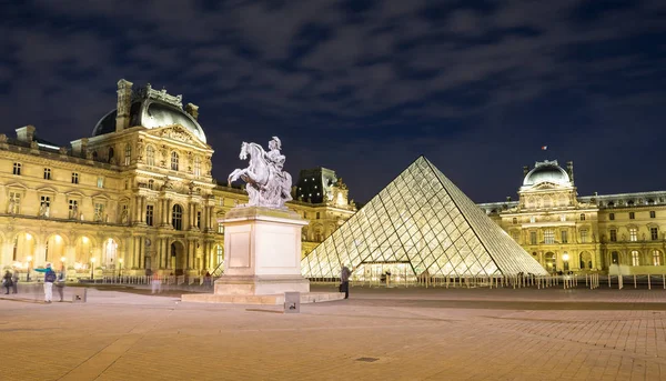 Paris Frankrijk November 2016 Louvremuseum Glazen Piramide Die Nachts Louvremuseum — Stockfoto