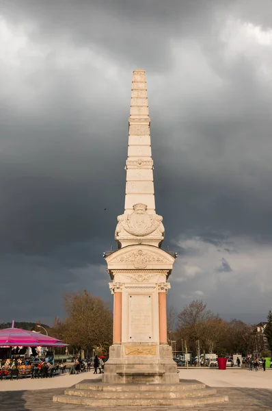 Antico Monumento Obelisco Davanti Cielo Tempestoso — Foto Stock