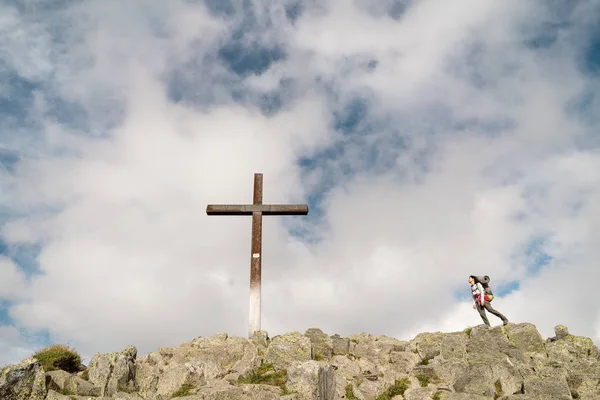 Mont Mezenc Augustus 2016 Wandelaar Kijken Naar Het Kruis Top — Stockfoto