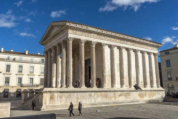 在城市的尼姆在法国南部的罗马神庙 Maison Carree — 图库照片