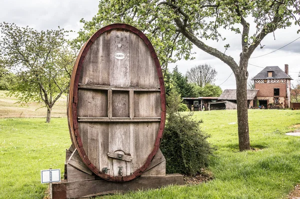 Houten Calvados Vaten Met Ijzeren Ringen Cambremer Normandië Frankrijk — Stockfoto