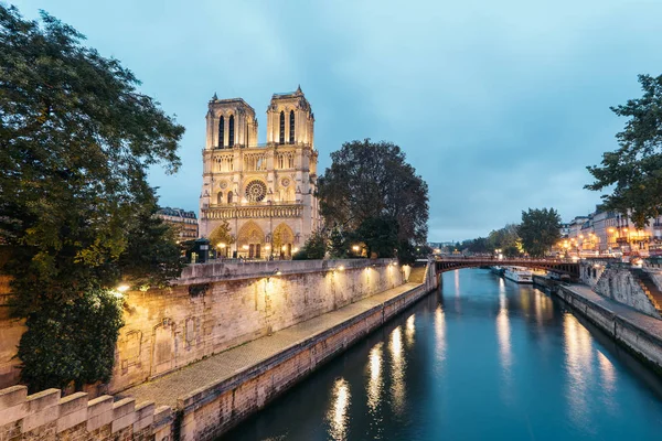 夕暮れのパリ パリの聖母 ノートルダムのパノラマ風景 それはフランスのゴシック様式建築の最も良い例の つであると中世カトリック教会の大聖堂 — ストック写真