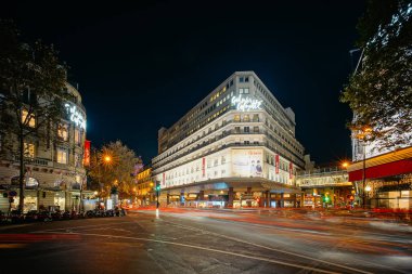 Paris, Fransa - 1 Aralık 2016: Gece görünümünü Galleries Lafayette ve Haussmann Bulvarı. Galeries Lafayette bir Fransız lüks mağaza zinciridir