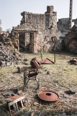 Rusty harabe, Oradour-sur-Glane, Fransa nesneleri. Bu köyde 642 sakinlerinin İkinci Dünya Savaşı'nda Alman Waffen-Ss şirket tarafından katledildi