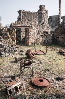 Rusty harabe, Oradour-sur-Glane, Fransa nesneleri. Bu köyde 642 sakinlerinin İkinci Dünya Savaşı'nda Alman Waffen-Ss şirket tarafından katledildi