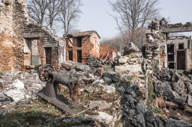 Dikiş makinesi ve harabe Oradour-sur-Glane, Fransa paslı diğer nesneleri. Bu köyde 642 sakinlerinin İkinci Dünya Savaşı'nda Alman Waffen-Ss şirket tarafından katledildi