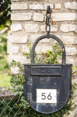 Bir kilit şekli ile eski posta kutusu