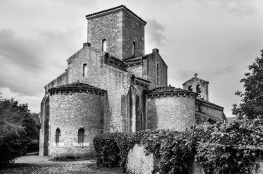 Karolenj mimarisi tarzında eski kilise