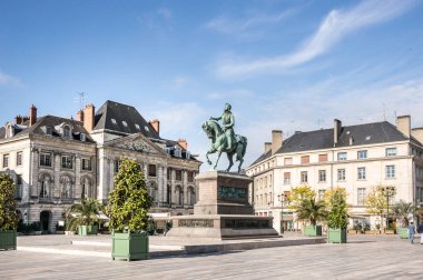 Anıt Jeanne d'Arc (Joan of Arc) üzerinde yer du Martroi Orleans, Fransa