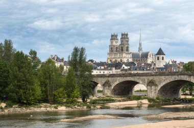 Katedral içinde geçmiş, Fransa Loire nehirden Orleans görünümü 