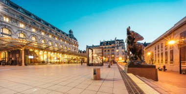 Paris, Fransa - 14 Aralık 2016: Orsay Müzesi (Musée d'Orsay) gece. Seine sol yakasında bir müzedir. Eski Gare d'Orsay, bir güzel sanatlar Tren İstasyonu bulunmaktadır