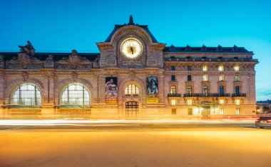 Paris, Fransa - 14 Aralık 2016: Orsay Müzesi (Musée d'Orsay) gece. Seine sol yakasında bir müzedir. Eski Gare d'Orsay, bir güzel sanatlar Tren İstasyonu bulunmaktadır