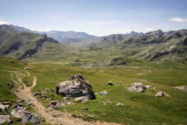 Gündoğumu, Pic du Midi d'Ossau (2884 m), bu Fransızca Pyrenees Ossau Vadisi'nde yukarıda yükselen bir dağdır