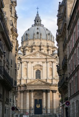 Val de Grace Kilisesi'ne alacakaranlıkta Paris, Fransa