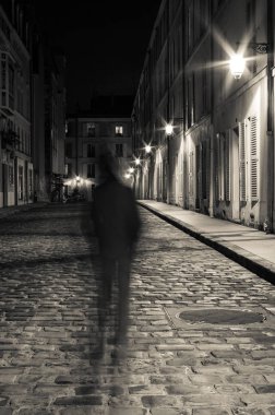 Yolcu çekimde bulanıklık bir Arnavut kaldırımlı geceleri sokak üzerinde 