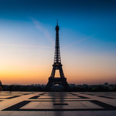 Paris, Fransa - 29 Kasım 2016: Eyfel Kulesi (Tour Eyfel) kışın alacakaranlıkta aydınlatıldı. Mühendis Gustave Eiffel'in adını taşıyan ferforje kafes kulesi.