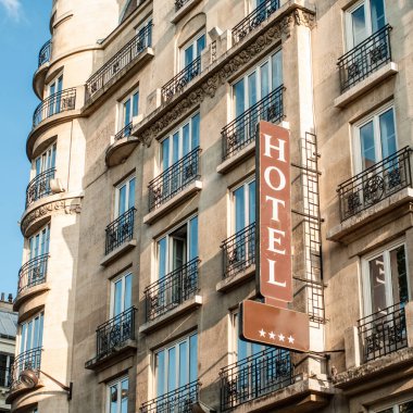 Tipik Paris oteli işareti