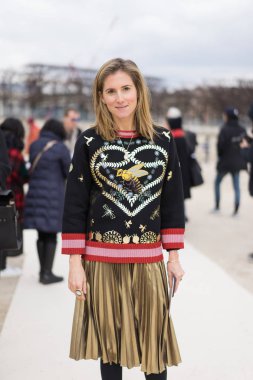 Paris - Ekim 2016: Paris moda haftası sırasında şık kadın. New York, Londra ve Milan Fashion week ile onlar dünyanın dört büyük moda etkinlikleri vardır