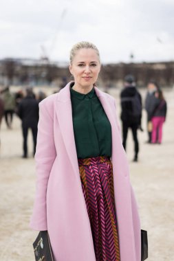 Paris - Ekim 2016: Paris moda haftası sırasında şık kadın. New York, Londra ve Milan Fashion week ile onlar dünyanın dört büyük moda etkinlikleri vardır