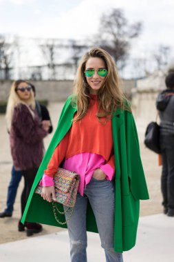 Paris - Ekim 2016: Paris moda haftası sırasında şık kadın. New York, Londra ve Milan Fashion week ile onlar dünyanın dört büyük moda etkinlikleri vardır