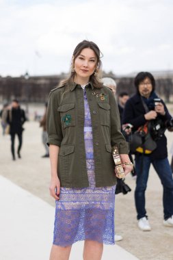 Paris - Ekim 2016: Paris moda haftası sırasında şık kadın. New York, Londra ve Milan Fashion week ile onlar dünyanın dört büyük moda etkinlikleri vardır