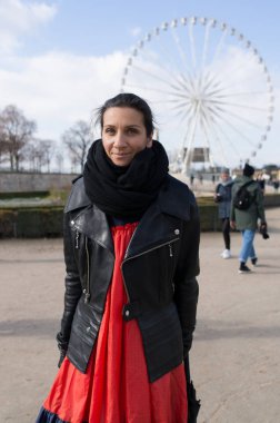Paris - Ekim 2016: Paris moda haftası sırasında şık kadın. New York, Londra ve Milan Fashion week ile onlar dünyanın dört büyük moda etkinlikleri vardır