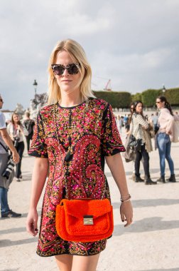 Paris - Ekim 2016: Paris moda haftası sırasında şık kadın. New York, Londra ve Milan Fashion week ile onlar dünyanın dört büyük moda etkinlikleri vardır