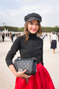 Paris - Ekim 2016: Paris moda haftası sırasında şık kadın. New York, Londra ve Milan Fashion week ile onlar dünyanın dört büyük moda etkinlikleri vardır