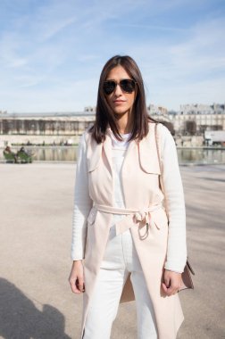 Paris - Ekim 2016: Paris moda haftası sırasında şık kadın. New York, Londra ve Milan Fashion week ile onlar dünyanın dört büyük moda etkinlikleri vardır