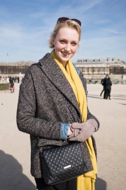 Paris - Ekim 2016: Paris moda haftası sırasında şık kadın. New York, Londra ve Milan Fashion week ile onlar dünyanın dört büyük moda etkinlikleri vardır