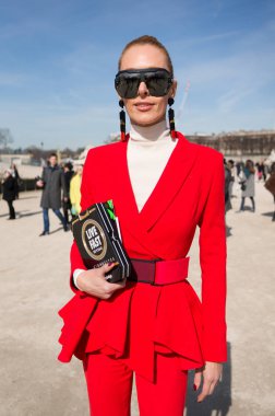 Paris - Ekim 2016: Paris moda haftası sırasında şık kadın. New York, Londra ve Milan Fashion week ile onlar dünyanın dört büyük moda etkinlikleri vardır
