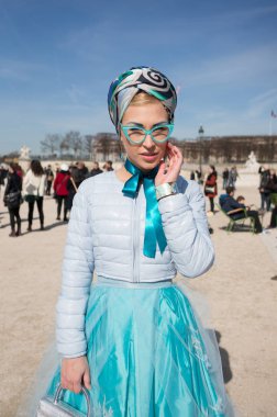 Paris - Ekim 2016: Paris moda haftası sırasında şık kadın. New York, Londra ve Milan Fashion week ile onlar dünyanın dört büyük moda etkinlikleri vardır