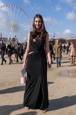 Paris - Ekim 2016: Paris moda haftası sırasında şık kadın. New York, Londra ve Milan Fashion week ile onlar dünyanın dört büyük moda etkinlikleri vardır