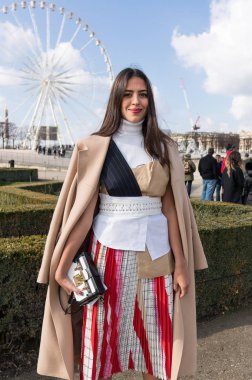 Paris - Ekim 2016: Paris moda haftası sırasında şık kadın. New York, Londra ve Milan Fashion week ile onlar dünyanın dört büyük moda etkinlikleri vardır